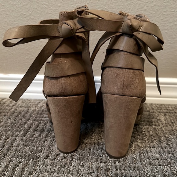 Shoedazzle heeled, open toe boots. Tan size 8.5 - Picture 3 of 3